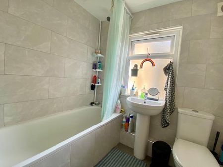 Superbly located three double bedroomed apartment - Photo 4