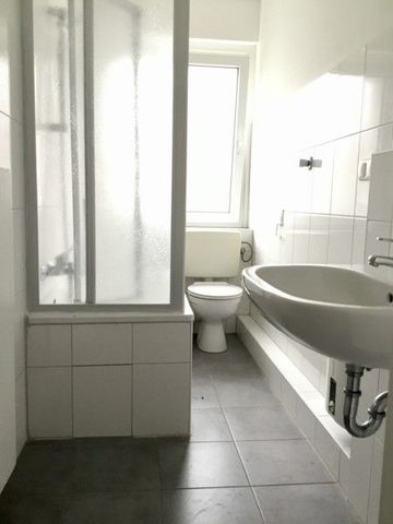 Ideal für ein bis zwei Personen - Gut geschnittene Erdgeschosswohnung mit Badewanne - Foto 2