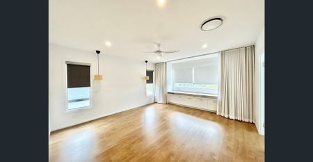 Unbeatable premier residence with solar - Photo 3