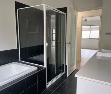 Luxury 3 Bathroom, 3 Bedroom Home in Huntlee - Photo 6