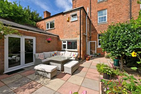 Beautiful Georgian red brick family home - Photo 2