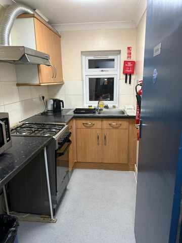 Room in a Shared House, Tanner Street, IG11 - Photo 3