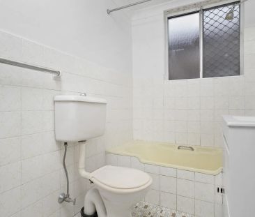Well-Presented Two-Bedroom Apartment with Double Lock-Up Garage - Photo 6