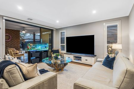 LARGE FAMILY FRIENDLY HOME - Photo 3