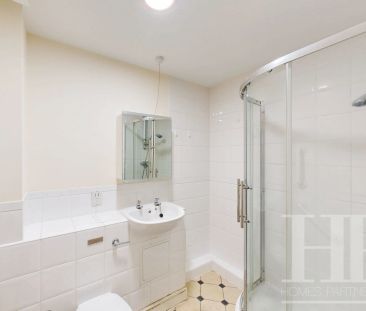 Commonwealth Drive, Choda House Commonwealth Drive, RH10 - Photo 3