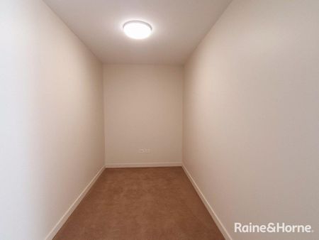 Modern One-Bedroom Apartment with One Study in Heart of Merrylands - Photo 3