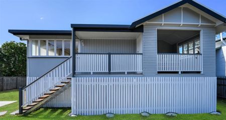 MODERN 3 BEDROOM HOME + CENTRAL LOCATION + CLASSIC CHARACTER! - Photo 5