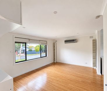 Furnished and Beautifully Renovated in the Heart of Boronia - Photo 2