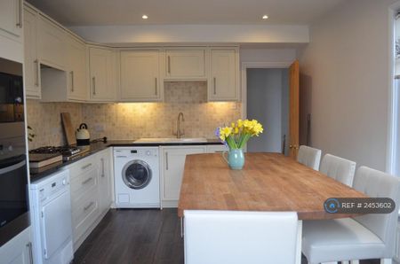 3 bedroom flat to rent - Photo 2