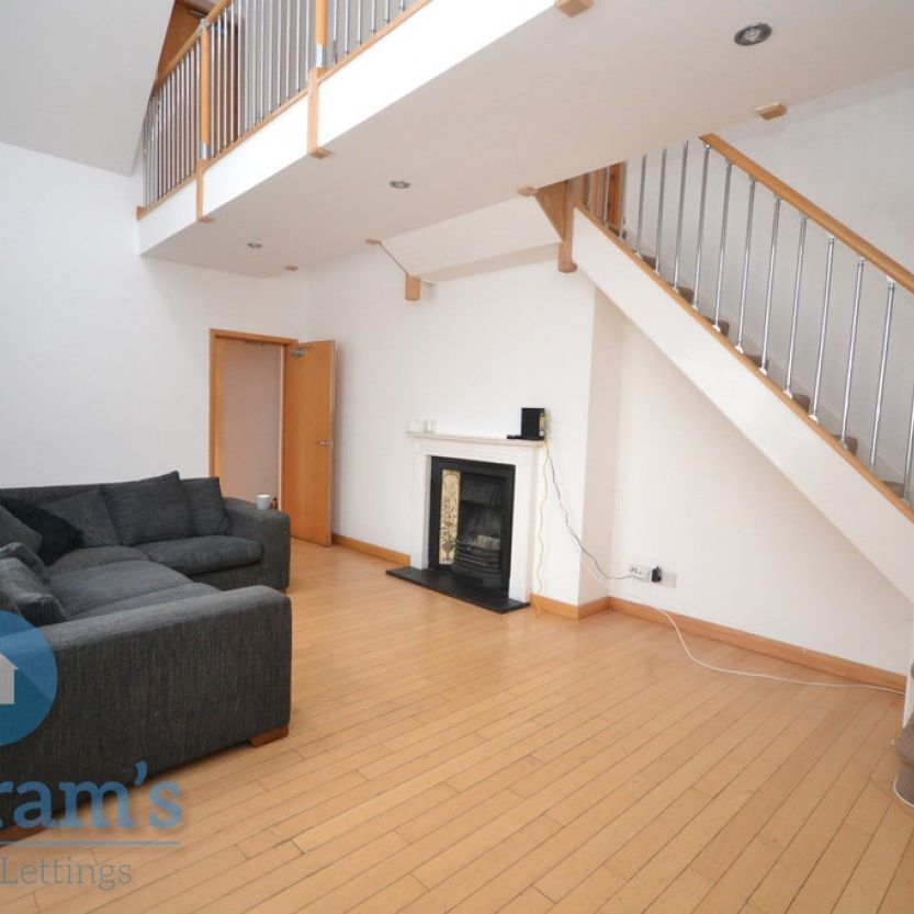 6 bed Detached House for Rent - Photo 1