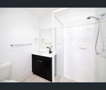 Freshly renovated Modern 3 Bedroom Townhouse - Photo 6