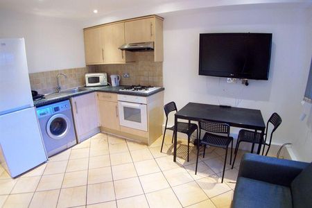 3 bedroom flat to rent - Photo 4