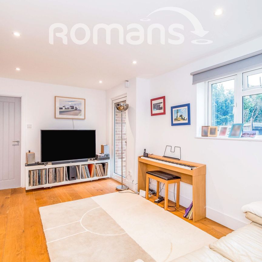 4 bedroom semi detached to rent - Photo 1