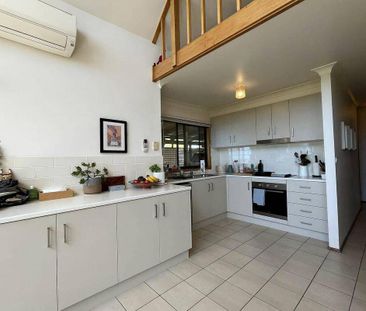 Spacious 3 Bedroom Home With Stunning Views - Photo 6