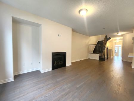 For Lease - 209 Hartsmere Drive, Stittsville - Munster - Richmond, Ontario - Photo 2