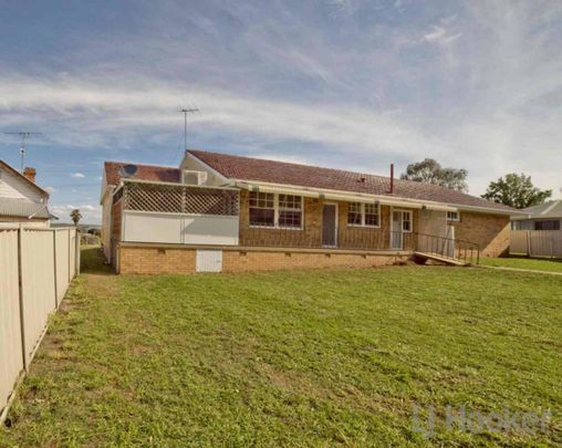 BRICK VENEER SPACIOUS HOME CLOSE TO CBD - Photo 1