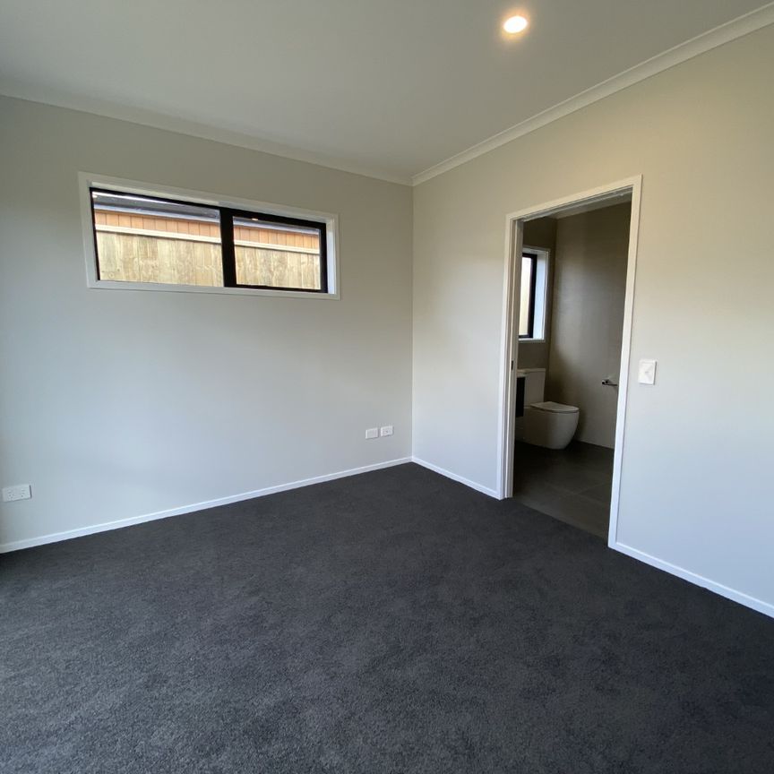 68 Hokioi Drive, Kenepuru - Photo 1