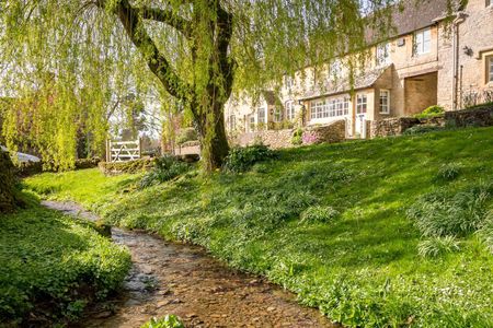 A charming cottage situated in the heart of this very popular Cotswold village. - Photo 4