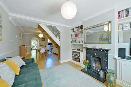 Charming three bedroom Victorian home with private garden - Photo 2