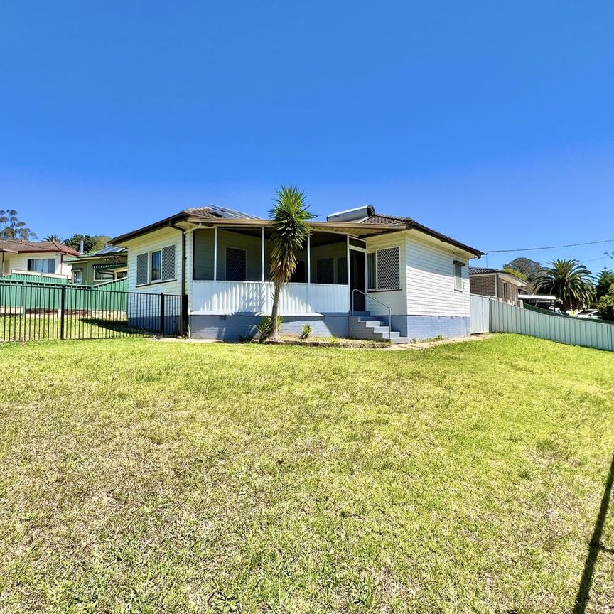 Charming Home! - Photo 1