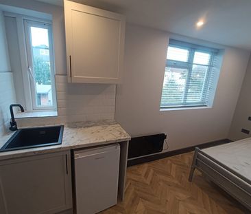 Room in a Shared House, Grayscroft Road, SW16 - Photo 2