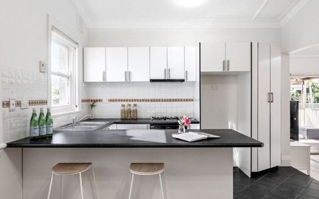 3 bedroom period home in quiet street - Photo 5