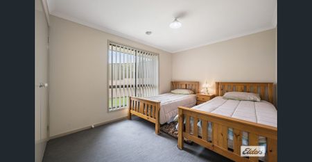 Beautiful Three Bedroom Townhouse - Photo 2