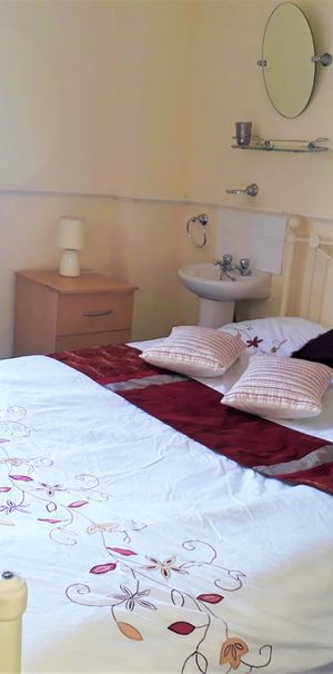 Fantastic house near town centre, hospital, shops and theatre, Yellow - Photo 1