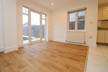 3 bedroom end of terrace house to rent - Photo 3