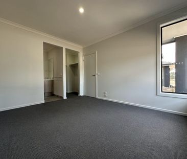 Stylish & Spacious Family Home in Prime Tarneit Location! - Photo 5