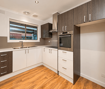RENOVATED SINGLE-LEVEL LIVING IN A PRIME OAKLEIGH LOCATION - Photo 4