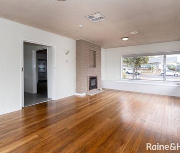 SPACIOUS FAMILY HOME - Photo 2