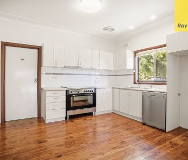 FAMILY HOME IN PRIME LOCATION!!! - Photo 3