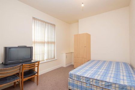 3 Fitzroy Avenue, Belfast, BT7 1HS - Photo 2