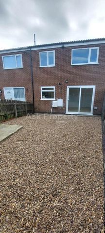 3 bedroom semi-detached house to rent - Photo 4