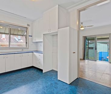 Spacious 3-Bedroom Family Home in Prime Riverstone Location - Photo 2