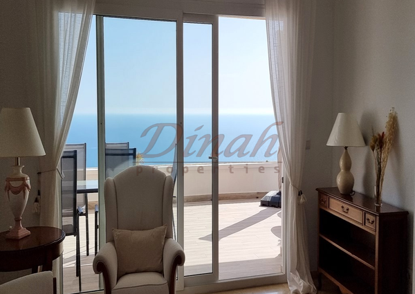 Exclusive flat with stunning terrace and spectacular sea views.