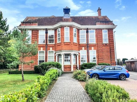 Luker Court, Ireland Drive, Newbury, Berkshire, RG14 - Photo 2