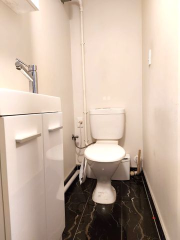 HILLSBOROUGH, 2 BEDROOMS - Photo 3