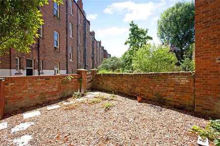 A fantastic two bedroom apartment set over the lower ground floor and raised ground floor of this period conversion. - Photo 2