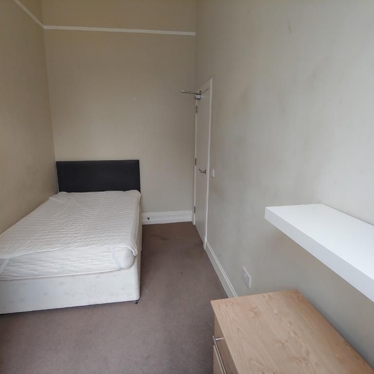 4 bedroom flat to rent - Photo 1
