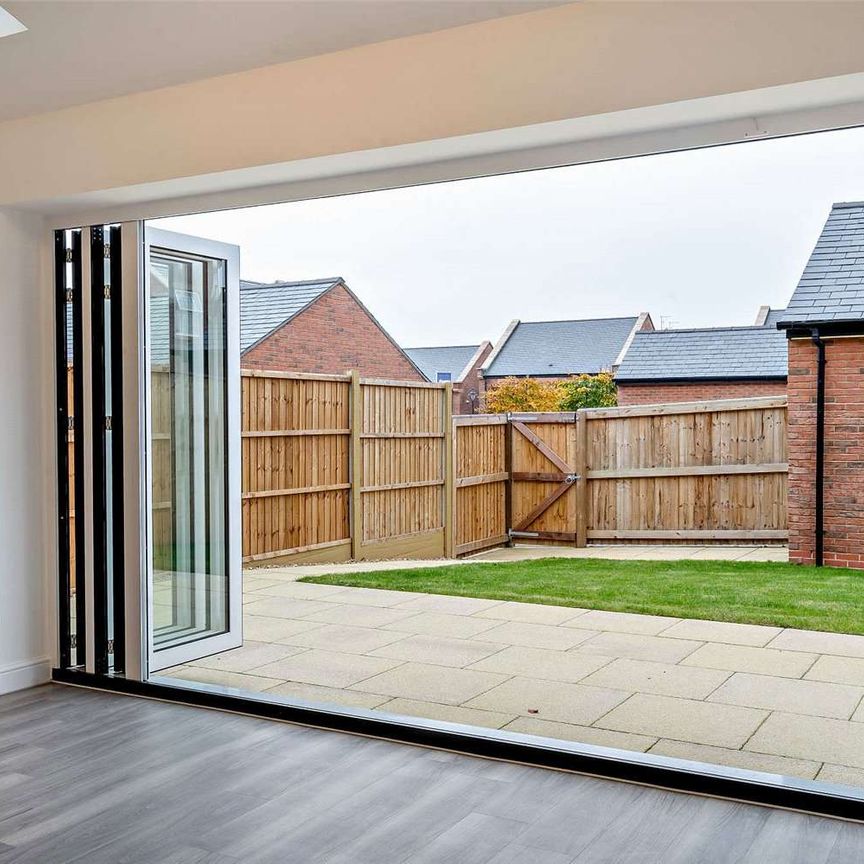 Brand new luxury townhouse with garage, ideally located in 'Alderley Gardens'. Available immediately. - Photo 1