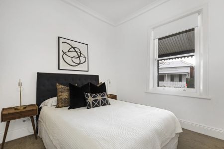 Charming and Convenient Two Bedroom Stone Cottage Close to the City - Photo 5