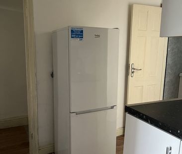 Room in a Shared Flat, Stockport Road, M12 - Photo 4