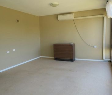 THREE BEDROOM TOWNHOUSE! - Photo 2