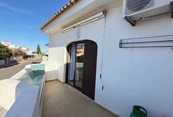 Excellent 1 bedroom flat with generous areas well located in Albufeira.