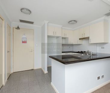 Spacious One Bedroom Apartment Plus Study & Parking - Maestri Towers - Photo 1