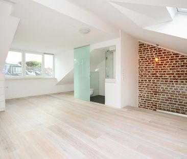 Traumhaftes Dachgeschoss-Loft mit offener Galerie und Einbauküche - Photo 4