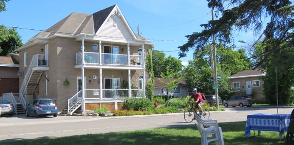 MEUBLÉ- DEVANT RIVIÈRE, PISTE CYCLABLE ! - Photo 2