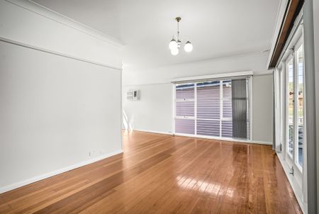 Spacious Three Bedroom Home! - Photo 4